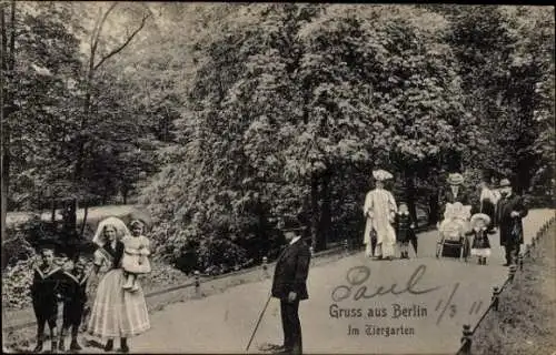 Ak Berlin Tiergarten, Spaziergänger, Spreewälderin in Tracht