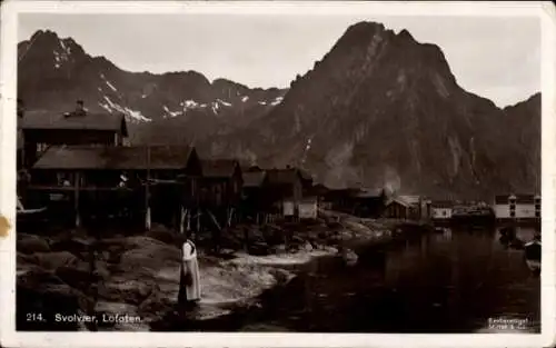 Ak Svolvær Svolvaer Lofoten Norwegen, Frau am Ufer, Dorf