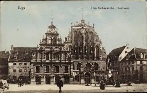 Ak Riga Lettland, Straßenpartie mit Blick auf das Schwarzhäupterhaus