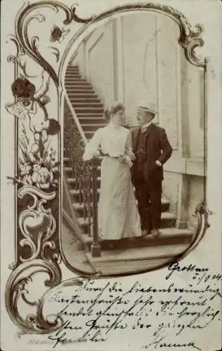 Passepartout Foto Ak Hrádek nad Nisou Grottau Region Reichenberg, Paar an der Treppe