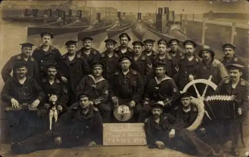 Foto Ak Deutsche Seeleute in Uniform, Marine-Artillerie, Gruppenbild 1914, Cuxhaven