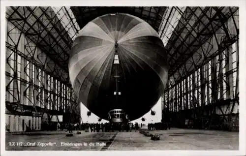 Ak Friedrichshafen am Bodensee, Luftschiff LZ 127 Graf Zeppelin, Einbringen in die Luftschiffhalle