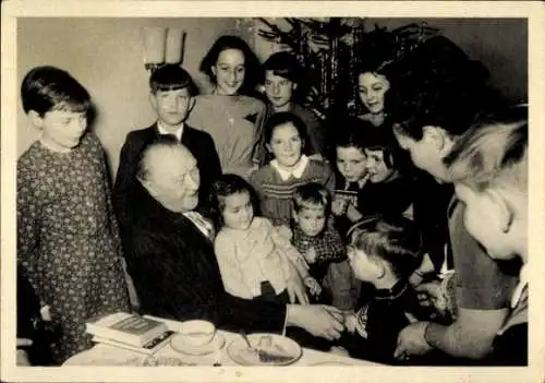 Ak Bundeskanzler Konrad Adenauer am Weihnachtsabend, Waisenkinder