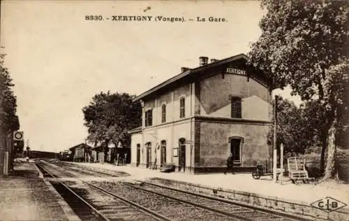 Ak Xertigny Vosges, Bahnhof, Gleisseite