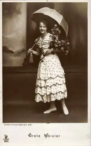 Ak Schauspielerin Grete Weixler, Portrait, Schirm, Blumen