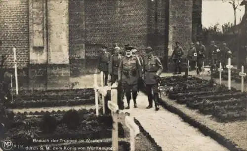 Ak Besuch der Truppen im Westen durch König Wilhelm II von Württemberg, Soldatengräber