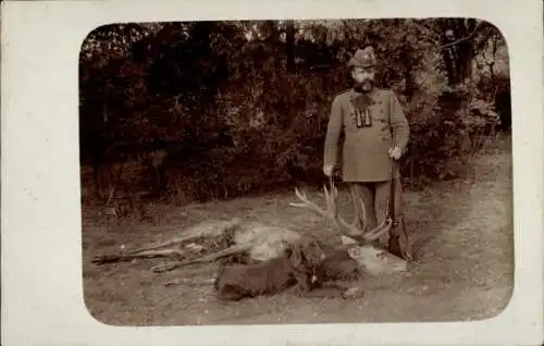 Foto Ak Jäger, Jagdbeute, Erlegter Hirsch, Jagdhund