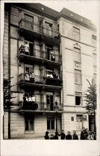 Foto Ak Hamburg, Wohnhaus, Bewohner, Balkon