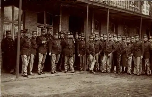 Foto Ak Beverloo Beverlo Beringen Flandern Limburg, Soldaten, Gruppenbild