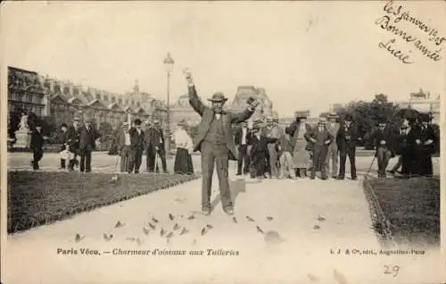 Ak Paris VI., Charmeur d'oiseaux aux Tuileries