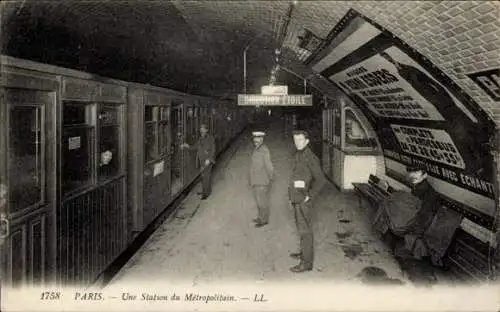 Ak U-Bahn Paris, une station du Metropolitain, Direction Etoile, Maison Henri Esoers