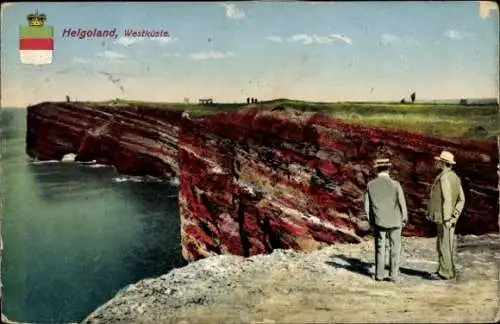 Ak Nordseeinsel Helgoland, Westküste, Zwei Männer stehen auf einer Klippe am Meer