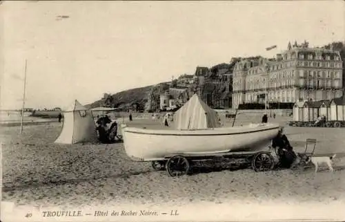 Ak Trouville Calvados, Hotel des Roches Noires, Personen am Strand, ein Boot auf Rädern