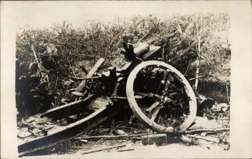 Foto Ak Zerschossenes Geschütz oder Rohrkrepierer, Artillerie, I. WK