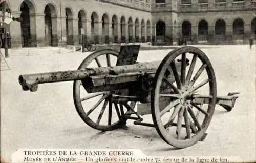 Ak Paris, Musee de l'Armee, eine prächtige verstümmelte 75-Kanone