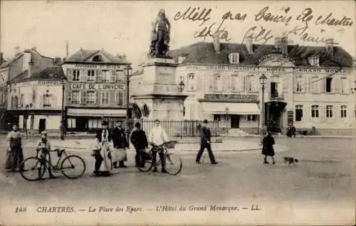 Ak Chartres Eure et Loir, La Place des Espars, Hotel du Grand Monarque, Denkmal, Cafe de l'Univers