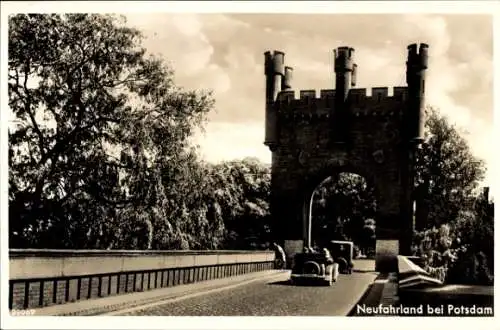 Ak Neu Fahrland Potsdam Brandenburg, Brücke, Tor, Autos