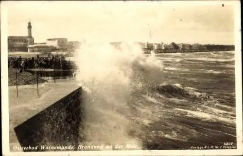 Ak Ostseebad Warnemünde Rostock, Brandung an der Mole