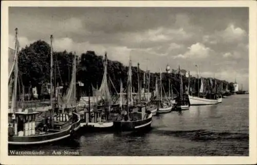 Ak Rostock Warnemünde, Am Strom, Fischerboote