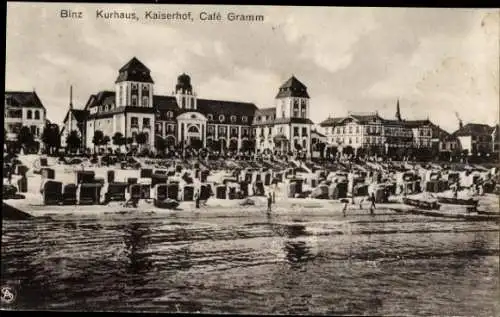 Ak Binz auf Insel Rügen in der Ostsee, Kurhaus Kaiserhof, Cafe Gram, Partie am Strand