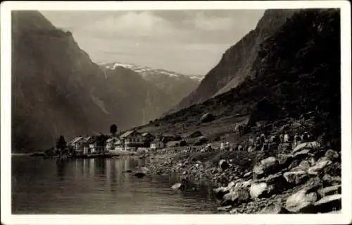 Ak Gudvangen Norwegen, Ufer, Berge, Häuser