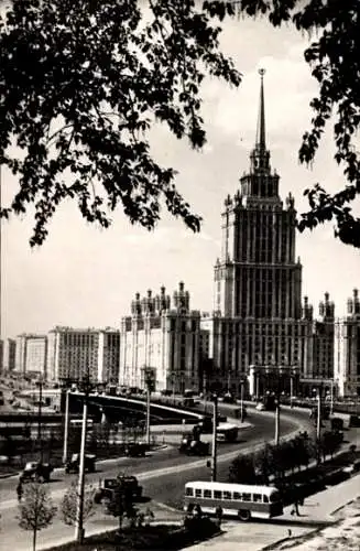 Ak Moskau Russland, Hotel Ukraine, Hochhaus, Straßenpartie