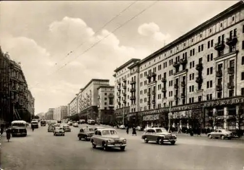 Ak Moskau Russland, Gorkistraße, Straßenverkehr, Oberleitungsbus