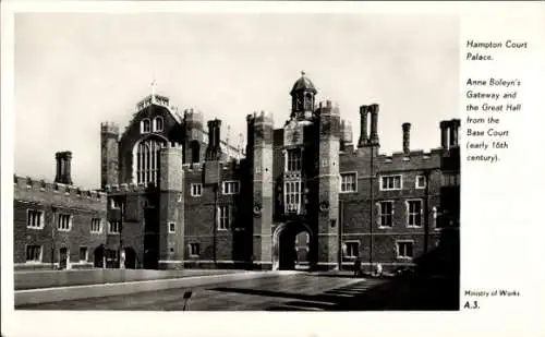 Ak Richmond upon Thames London England, Hampton Court Palace, Anne Boleyns Tor