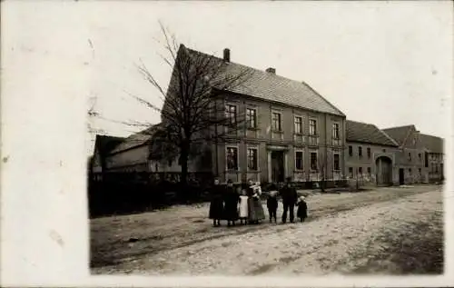 Foto Feldheim Treuenbrietzen in Brandenburg, Straßenpartie, Familie, Häuser