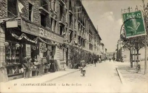 Ak Champagne sur Seine Seine et Marne, La Rue des Ecoles