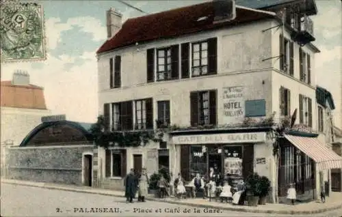 Ak Le Pileu Palaiseau Essonne, Hotel, Cafe de la Gare, Personen stehen vor dem Cafe, Tische un...