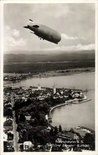 Ak Friedrichshafen am Bodensee, Luftschiff Graf Zeppelin über der Stadt, Fliegeraufnahme