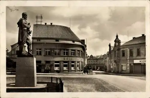 Ak Mnichovo Hradiště Münchengrätz Mittelböhmen, Denkmal am Platz, Geschäfte