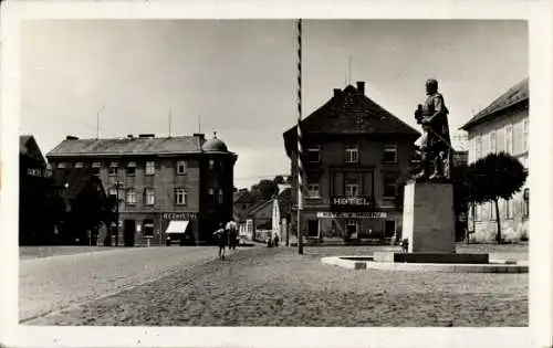 Ak Mnichovo Hradiště Münchengrätz Mittelböhmen, Denkmal, Hotel, Marktplatz