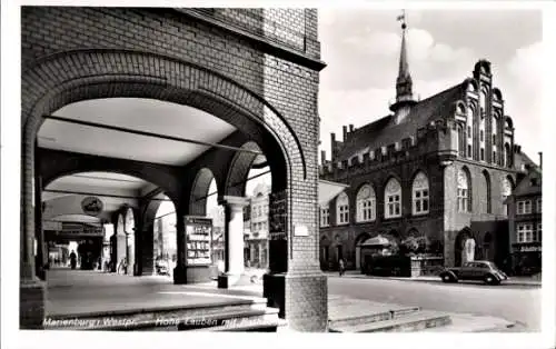 Ak Marienburg Malbork Westpreußen, Hohe Lauben, Rathaus, Geschäfte