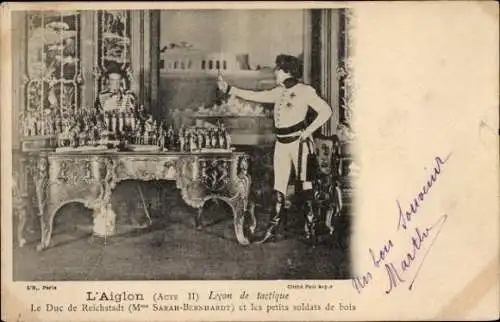 Ak Theaterszene, L'Aiglon (Akt II), Schauspielerin Sarah Bernhardt als Duc de Reichstadt