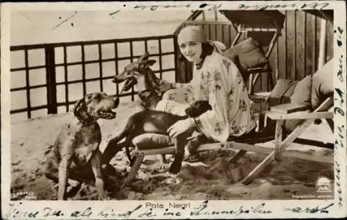 Ak Schauspielerin Pola Negri, Portrait mit Hunden, Ross Verlag 3814 3