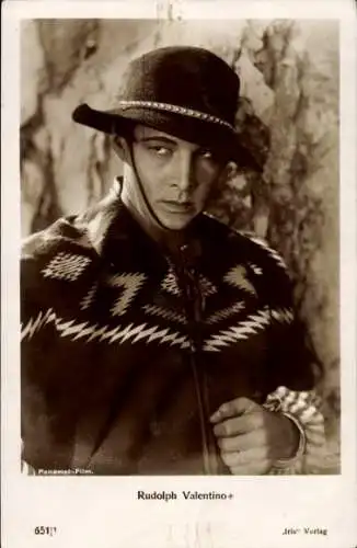 Ak Schauspieler Rudolph Valentino, Portrait, Hut, Poncho, Amag  651/1