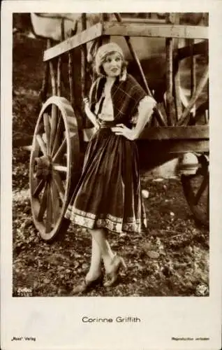 Ak Schauspielerin Corinne Griffith, Pose, Karren