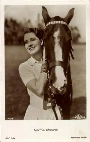 Ak Schauspielerin Norma Shearer, Portrait mit Pferd, Ross Verlag 4710/3