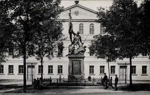 Ak Apolda im Weimarer Land Thüringen, Kriegerdenkmal am Schulplatz