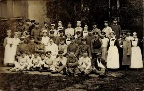 Foto Ak Barmen Wuppertal, deutsche Soldaten in Uniform, Gruppenbild, Krankenschwestern