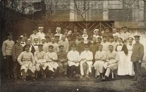 Foto Ak Barmen Wuppertal, deutsche Soldaten in Uniform, Gruppenbild, Krankenschwestern