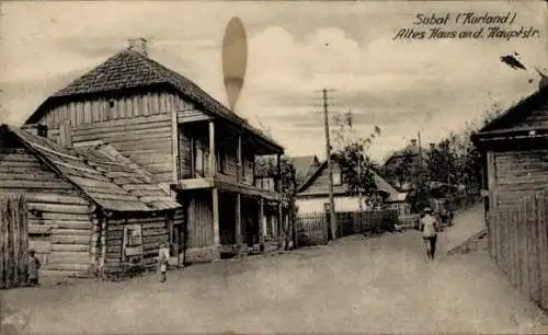 Ak Subat Kurland Lettland, Hauptstraße, altes Haus