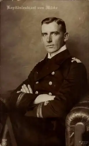 Ak Kapitänleutnant Hellmuth von Mücke, Sitzportrait in Uniform, Kaiserliche Marine