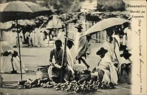 Ak Tananarive Madagaskar, Blick auf den Gemüsemarkt, Händler unter Schirmen