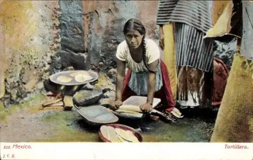 Ak Mexiko, Tortillera, Frau bei der Zubereitung von Tortillas, Maisfladen