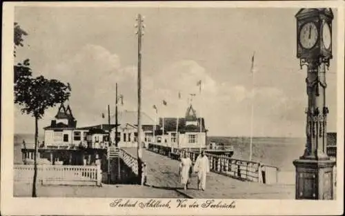 Ak Ostseebad Ahlbeck auf Usedom, Vor der Seebrücke, Uhr