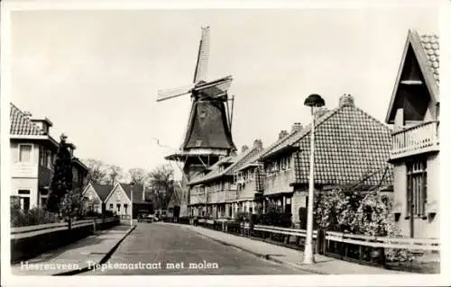 Ak Heerenveen Friesland Niederlande,  Tepkemastraat met molen