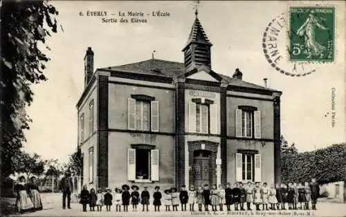 CPA Éverly Seine et Marne, La Mairie, École, La Mairie, Sortie des Elèves